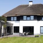 Moderne vrijstaande woning met rieten dak en aangebouwde garage