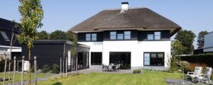 Moderne vrijstaande woning met rieten dak en aangebouwde garage