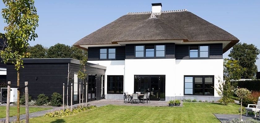 Moderne vrijstaande woning met rieten dak en aangebouwde garage