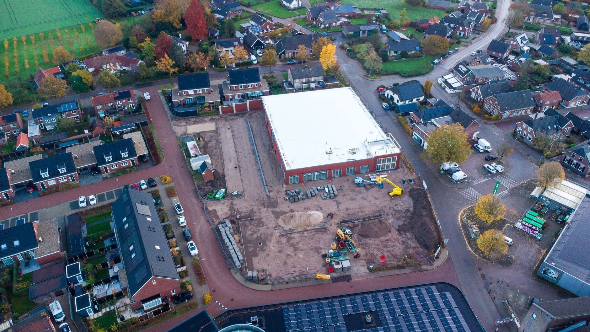 Luchtfoto van woningbouw en een bouwplaats in een woonwijk